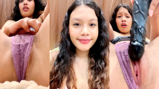 Adolescente cachonda se burla y da placer a su apretado coño