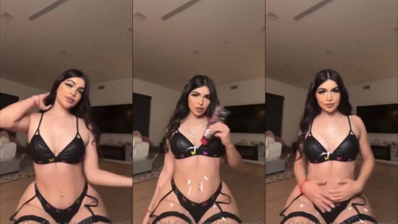 Alinaxrose se desnuda y se burla de sus lujuriosas tetas