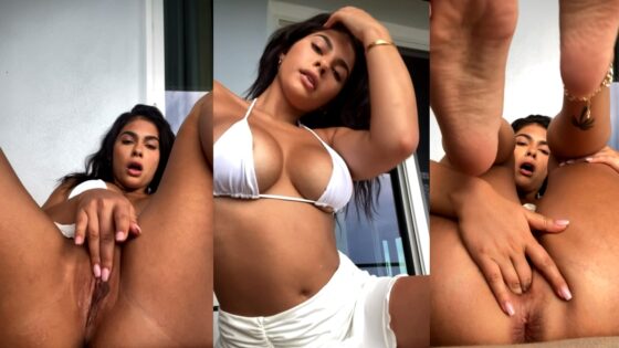 Amanda Trivizas se masturba con los dedos