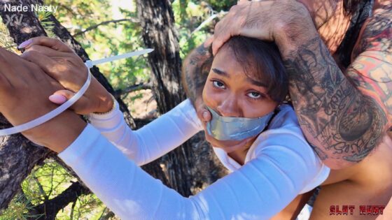 Ami Bue es atada y follada en el bosque