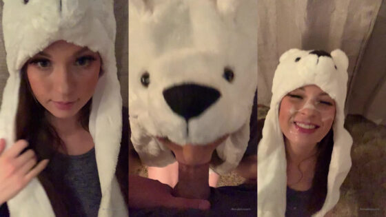 Anna Blossom sopla una polla como un panda