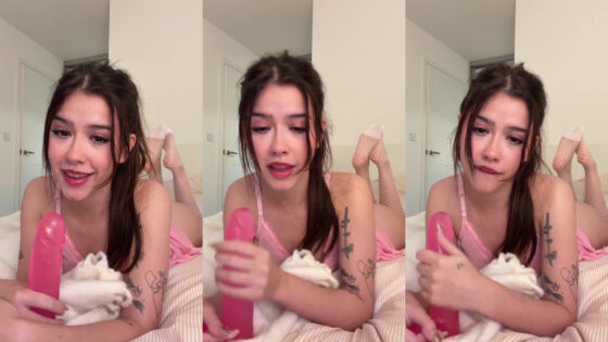 Anna Eris JOI provocando con su consolador rosa