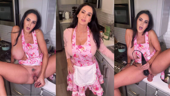 AvaAddams folla un consolador en la encimera de la cocina
