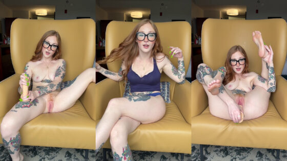 AvaXAdoreVIP estira sus piernas para masturbarse