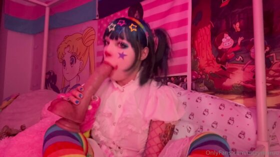 Clowngirl DitzyMaruu sopla un enorme consolador