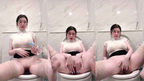 El rápido masaje del coño de Cocopie0218 en el baño
