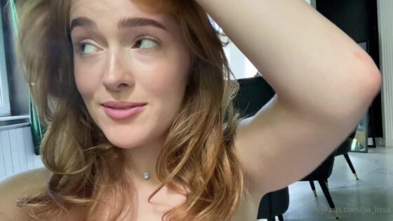 Jia Lissa hace alarde de sus tetas y su coño