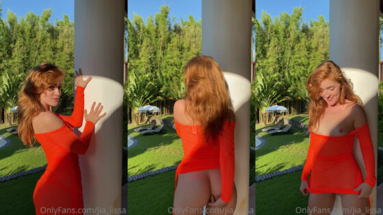 Jia Lissa se masturba con su vestido sexy