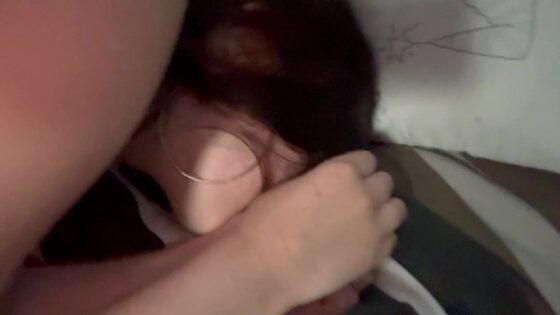 Joyliii toma una polla a lo perrito mientras duerme