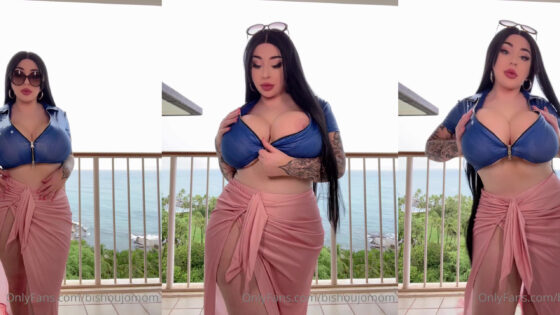 Juliette Michele hace alarde de sus tetas como Robin