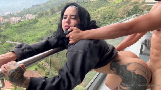 Kinky Alexa se arruina en un balcón