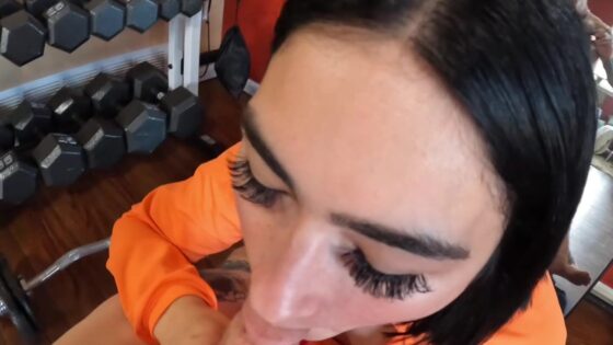 La mamada de Velma Jaixpetite termina en una salpicadura facial