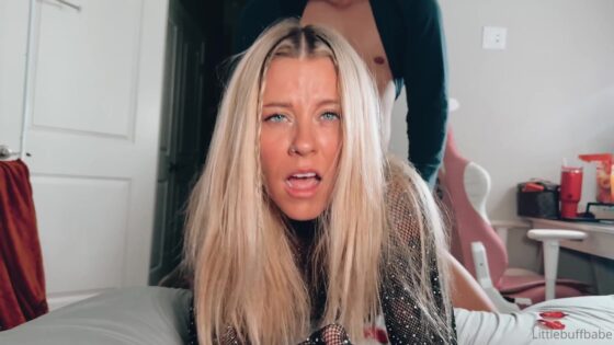 Littlebuffbabe recibe un golpe en la cama