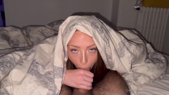 Llámame Slo chupa la polla de su novio debajo de la manta