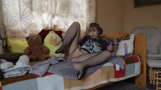 Minalovegood usa un vibrador en rejilla