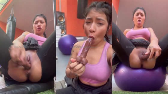 Moonxxbxch se masturba en el gimnasio