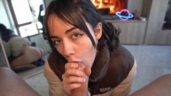 Sarah Roomie hace una mamada y traga semen