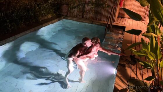 Sienna Day es follada en la piscina por Johnny Sins