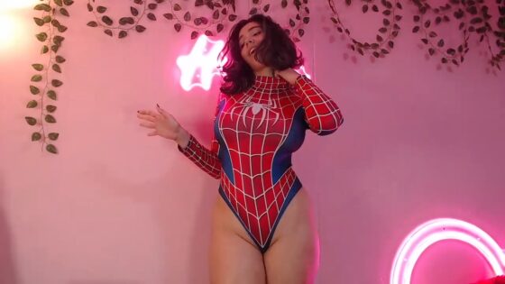Spidergirl _Miss_Hinata_ se frota el coño y luego muestra sus tetas