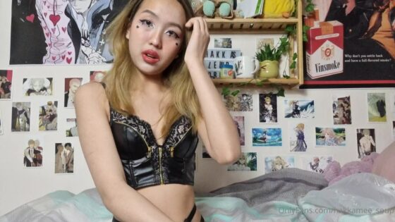 A la sexy Tinyhakka le encanta mostrar sus pies