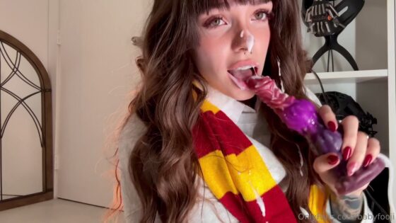 BabyFooji, estudiante de Hogwarts, monta un consolador