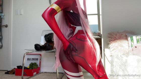 BabyFooji se corre usando un vibrador como ZeroTwo