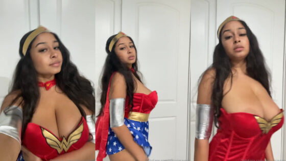 Dice que Alessia hace alarde de sus curvas como la Mujer Maravilla