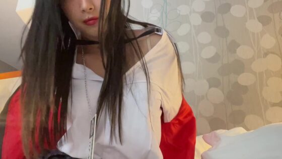 Elle Lee se masturba con un plug anal