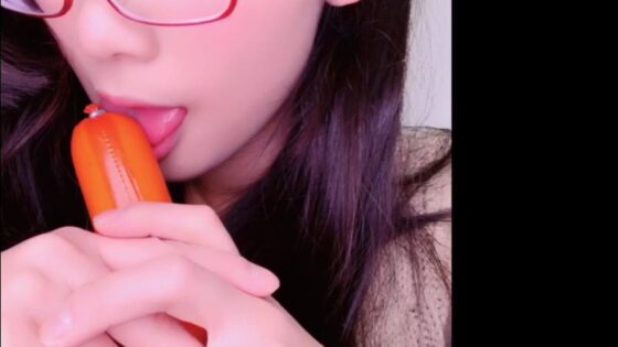 Eri Kitami chupa su juguete profundamente