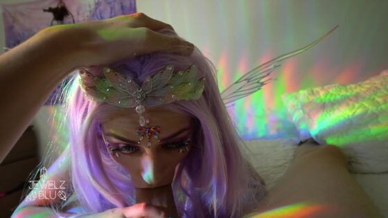 Fairy Jewelz Blu le da la cabeza a una gran polla