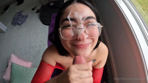 Jaixpetite recibe un facial después de hacer una mamada