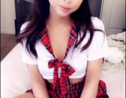 Kitty Kum se burla mientras se masturba