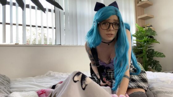 La chica gótica nerd BabyFooji hace twerks en un consolador