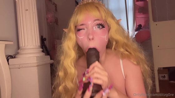 La princesa rubia DitzyMaruu se masturba con una máquina