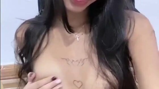 Lia Angel se burla de ti con sus pequeñas tetas