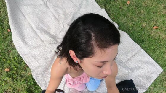 Lily Kawaii come una polla durante un picnic
