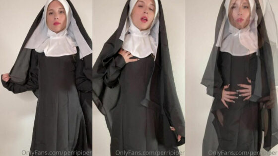 Piper Perri se folla el culo vestida de monja