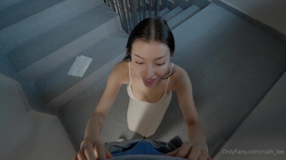 Ruth Lee da mamada y monta una polla en las escaleras