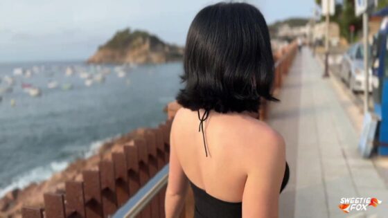Sweetie Fox muestra su coño a extraños