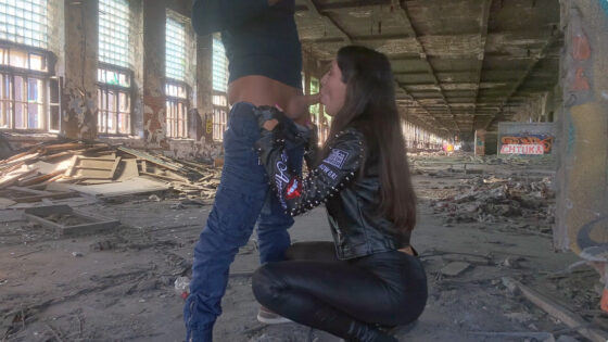 Un paseo por una fábrica abandonada termina con una dura cogida para una chica rockera