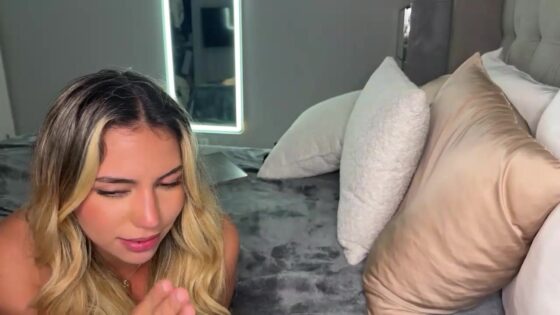 UrgfMandy chupa a su novio en la cama
