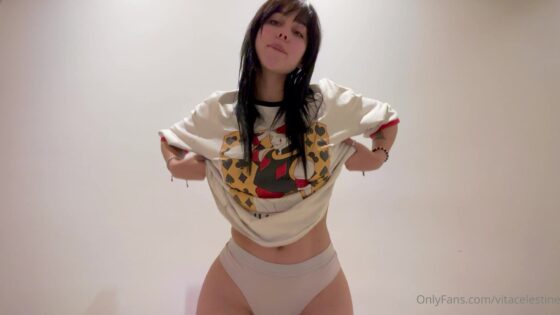 Vita Celestine muestra sus curvas sexys