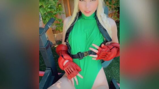 Belle Delphine mientras Cammy juega consigo misma