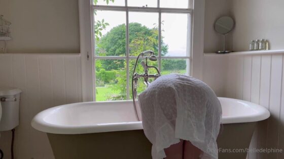 Belle Delphine seduce en el baño