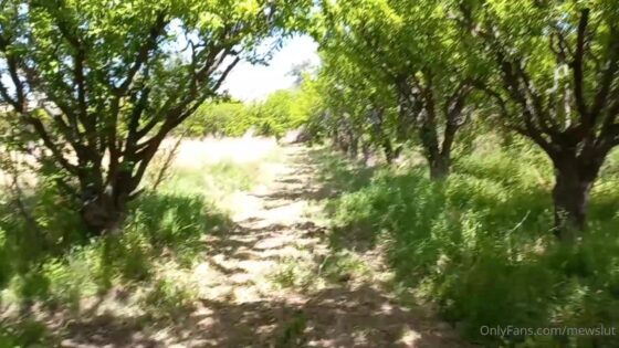 El senderismo pone cachonda a MewSlut en el bosque